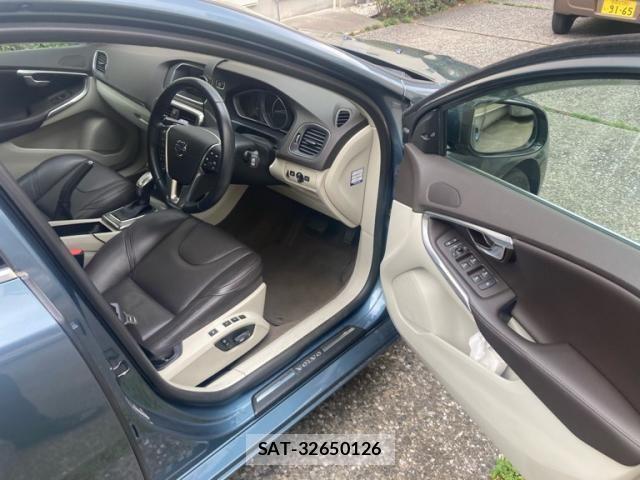 Volvo V40 2013-02 7360359-12