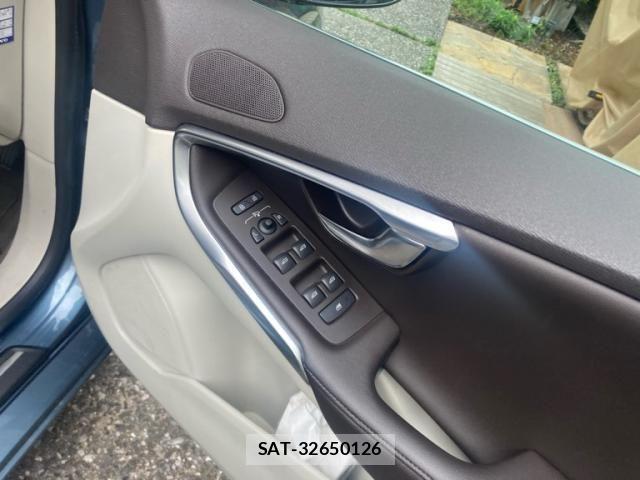 Volvo V40 2013-02 7360359-13