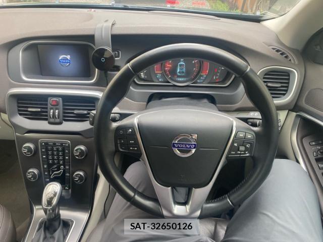 Volvo V40 2013-02 7360359-17