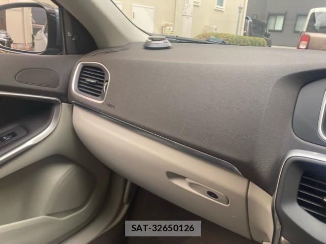 Volvo V40 2013-02 7360359-25