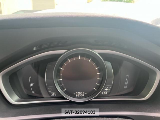 Volvo V40 2018-04 7458679-0