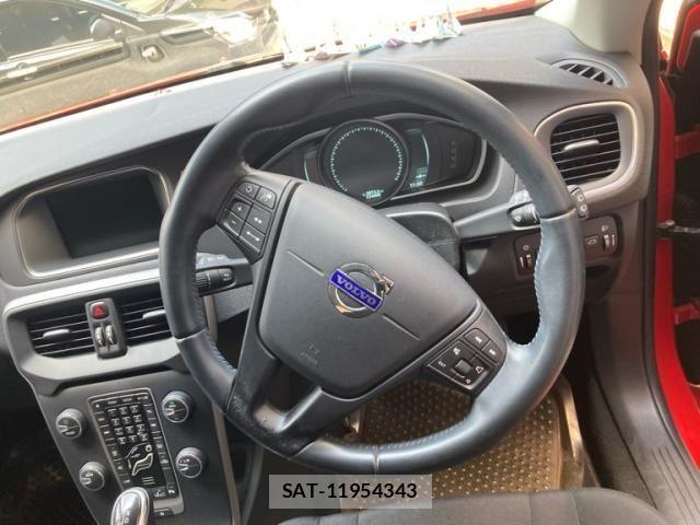 Volvo V40 2013-08 7503527-16
