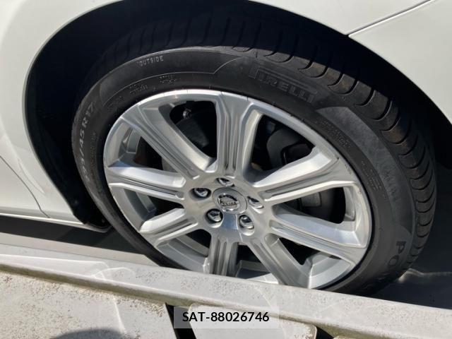 Volvo V40 2017-03 7621130-10