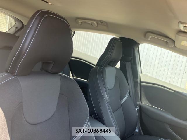 Volvo V40 2017-06 7621131-12