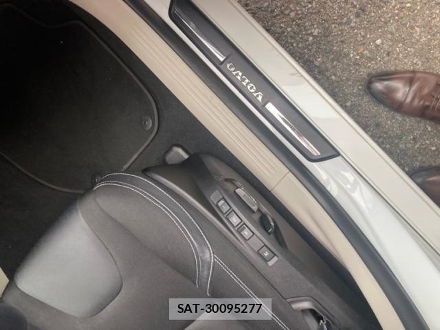 Volvo V40 2013-09 7621133-10