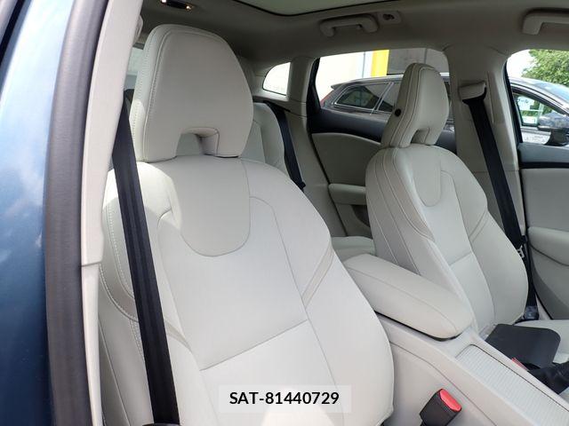 Volvo V40 2013-06 7730422-23