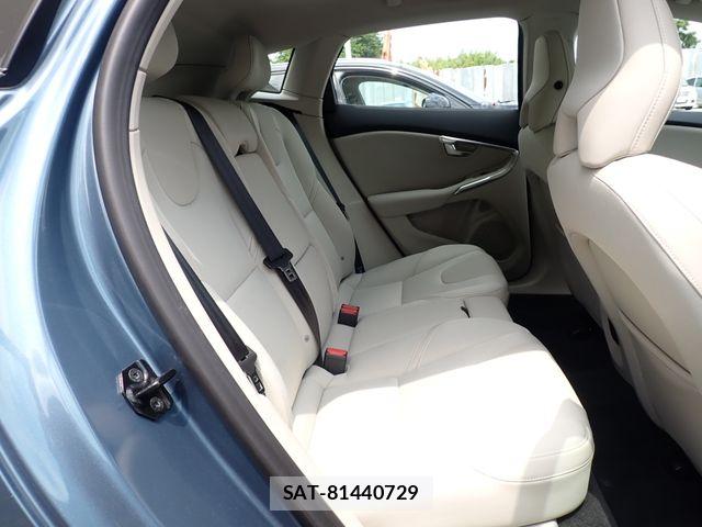 Volvo V40 2013-06 7730422-24