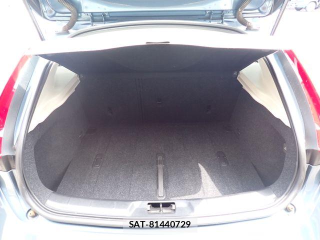 Volvo V40 2013-06 7730422-25