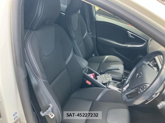 Volvo V40 2016-10 7880317-11