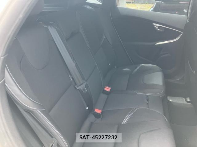 Volvo V40 2016-10 7880317-12