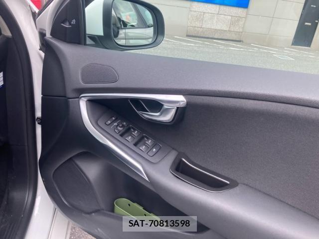 Volvo V40 2018-03 7880323-11