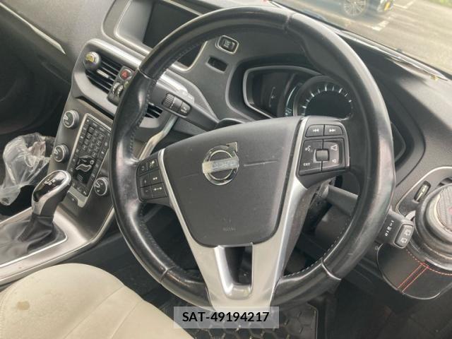 Volvo V40 2015-03 7964306-11