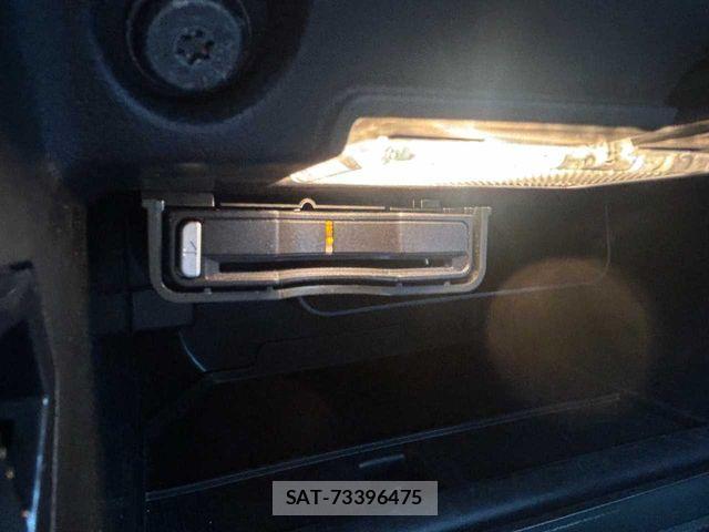 Volvo V40 2015-08 7964307-12