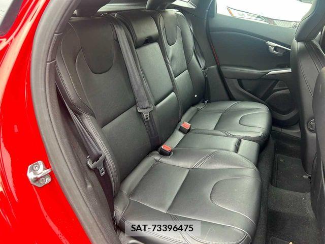 Volvo V40 2015-08 7964307-16