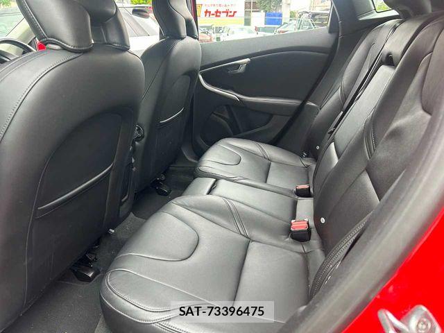 Volvo V40 2015-08 7964307-18