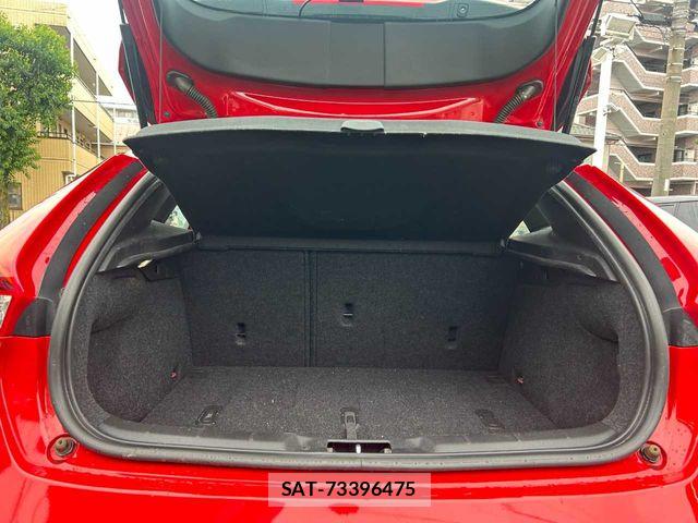 Volvo V40 2015-08 7964307-19
