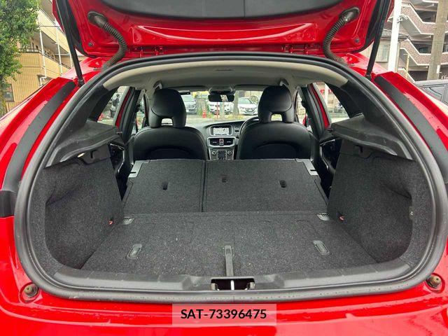 Volvo V40 2015-08 7964307-20