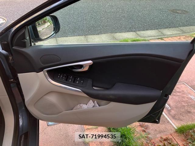 Volvo V40 2013-10 8039037-16
