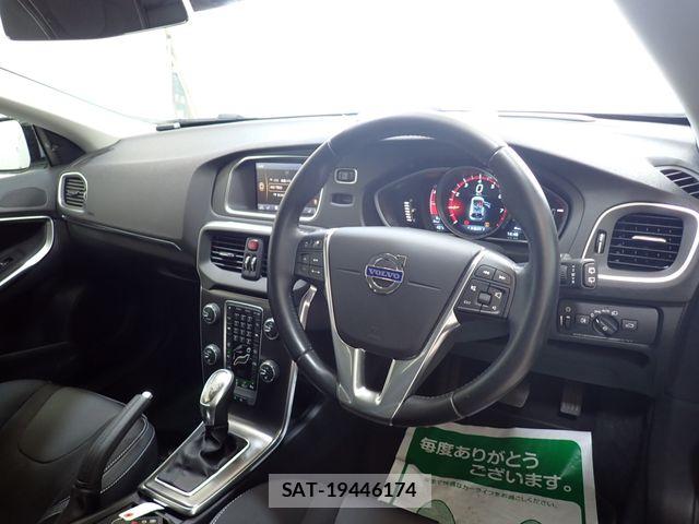 Volvo V40 2013-06 8076062-1