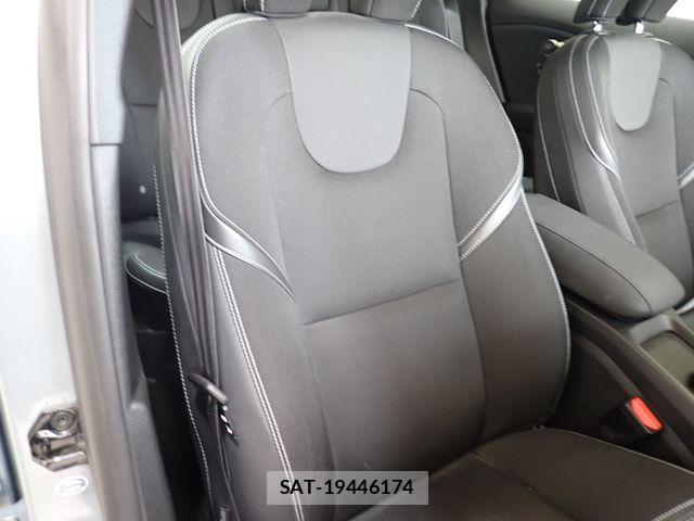 Volvo V40 2013-06 8076062-21