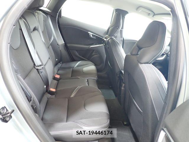 Volvo V40 2013-06 8076062-22