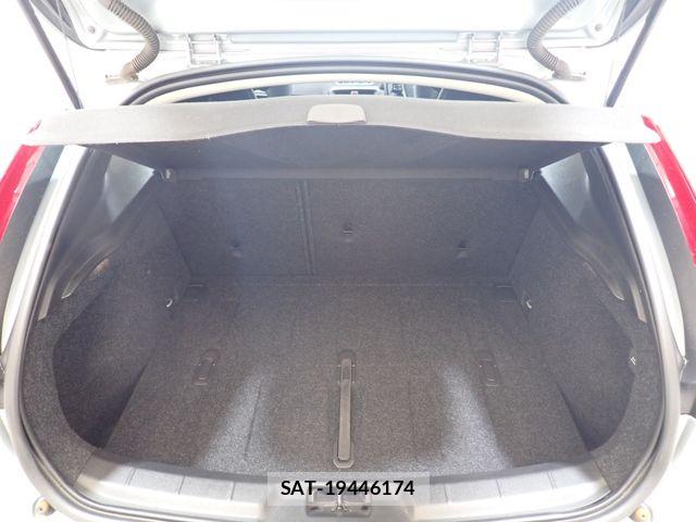 Volvo V40 2013-06 8076062-23