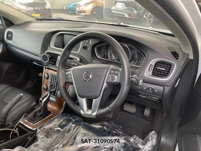 Volvo V40 2018-03 8102538-12