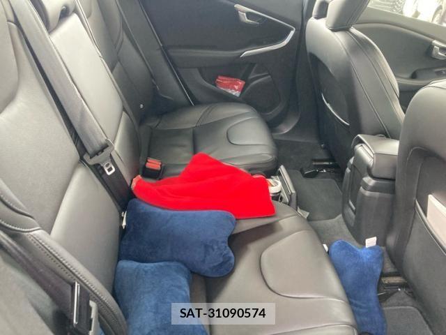Volvo V40 2018-03 8102538-15