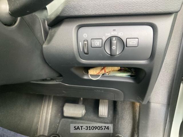 Volvo V40 2018-03 8102538-17