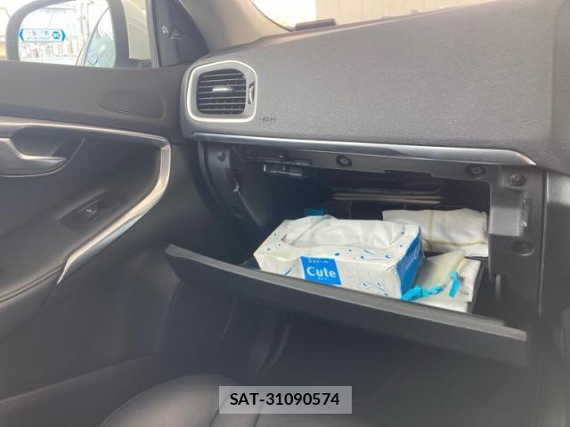 Volvo V40 2018-03 8102538-20