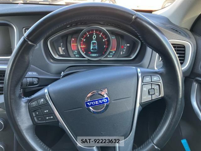 Volvo V40 2013-08 8132871-10