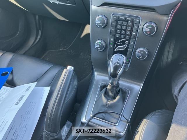 Volvo V40 2013-08 8132871-12