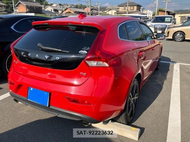 Volvo V40 2013-08 8132871-3