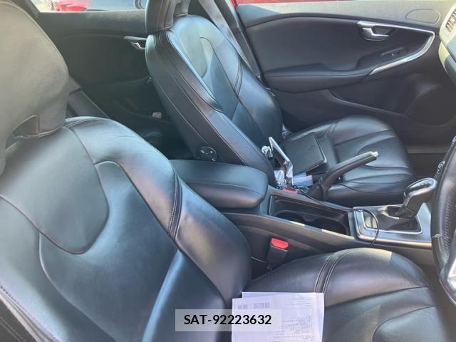 Volvo V40 2013-08 8132871-8