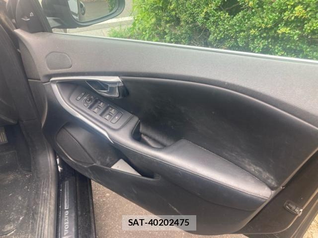Volvo V40 2016-02 8210882-10