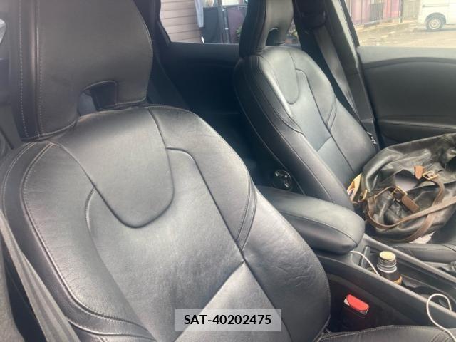 Volvo V40 2016-02 8210882-12