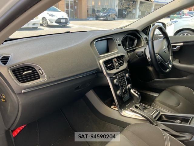 Volvo V40 2017-08 8232306-10