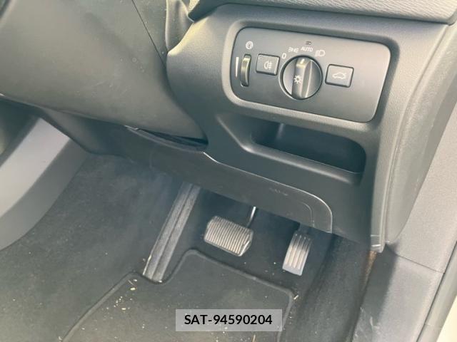 Volvo V40 2017-08 8232306-15