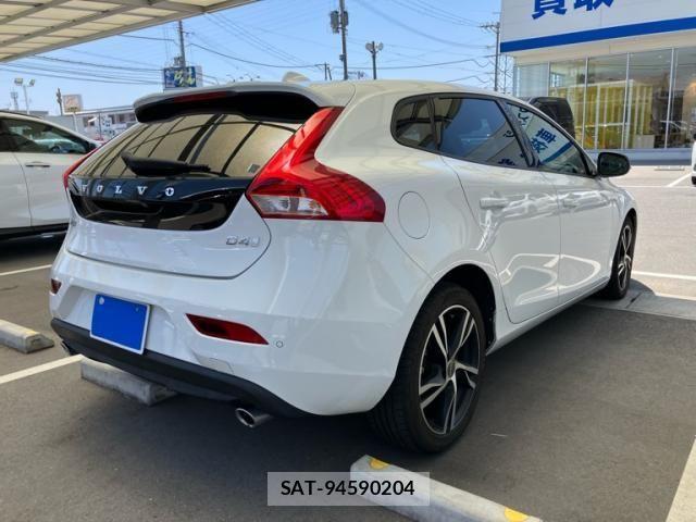 Volvo V40 2017-08 8232306-3