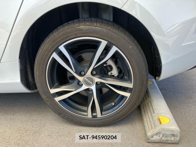 Volvo V40 2017-08 8232306-8
