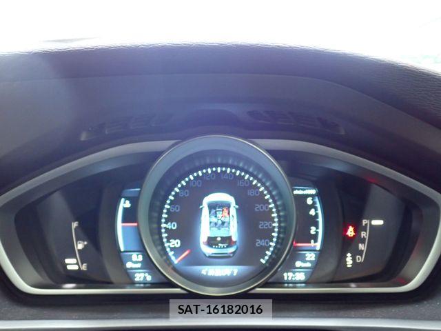 Volvo V40 2013-08 8247083-11