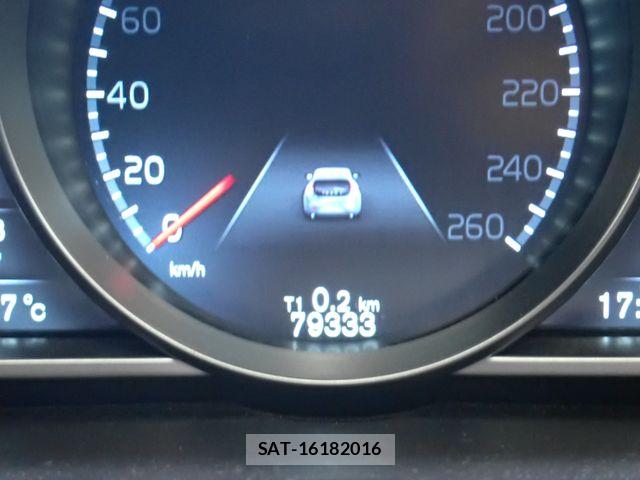 Volvo V40 2013-08 8247083-12