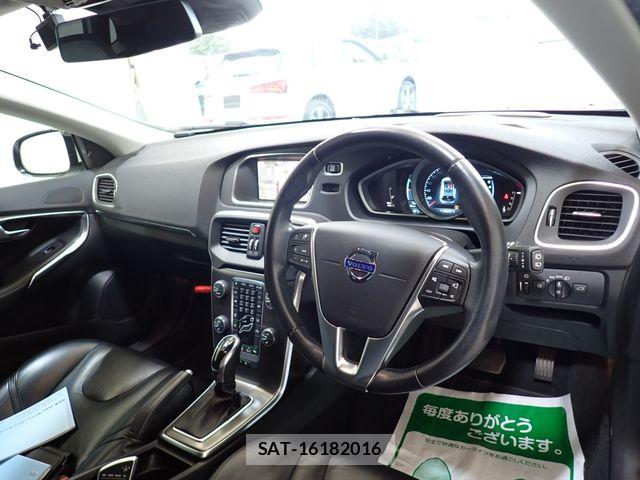Volvo V40 2013-08 8247083-1