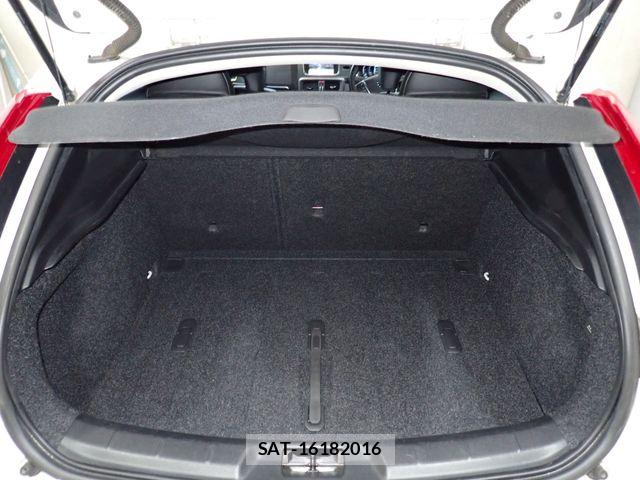 Volvo V40 2013-08 8247083-22