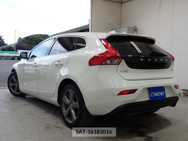 Volvo V40 2013-08 8247083-2