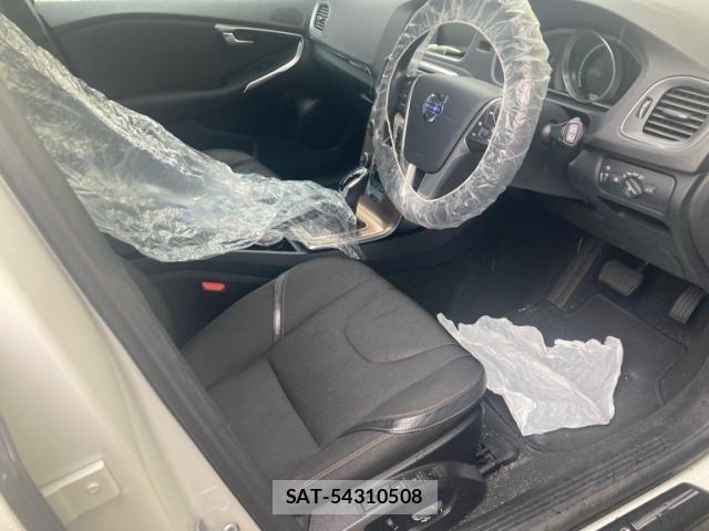 Volvo V40 2014-09 8247084-11