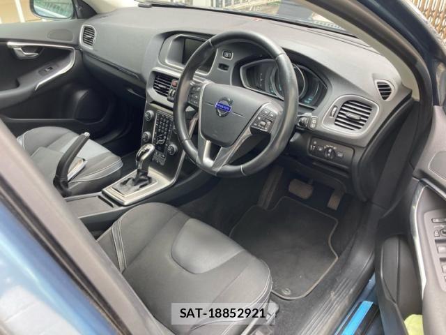Volvo V40 2013-08 8317899-10