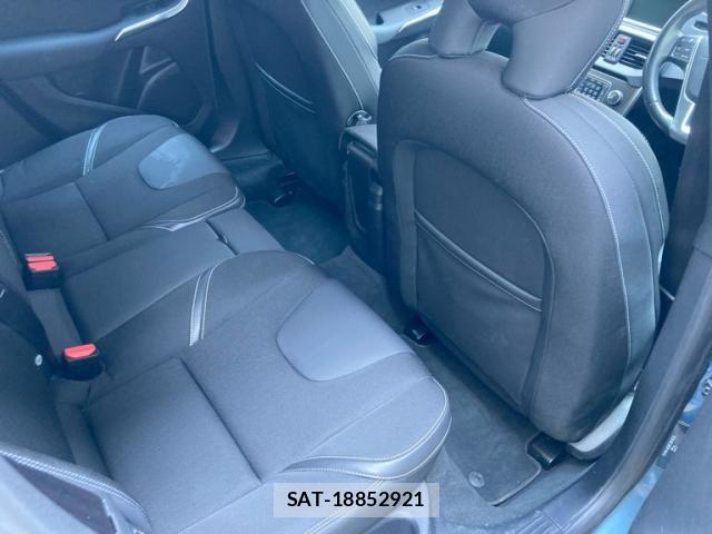 Volvo V40 2013-08 8317899-11
