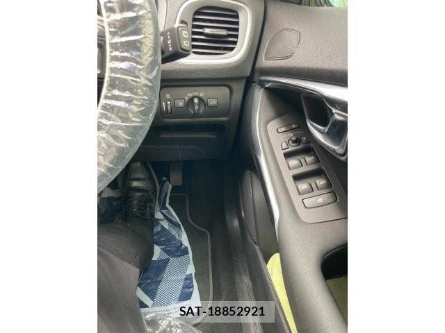 Volvo V40 2013-08 8317899-13