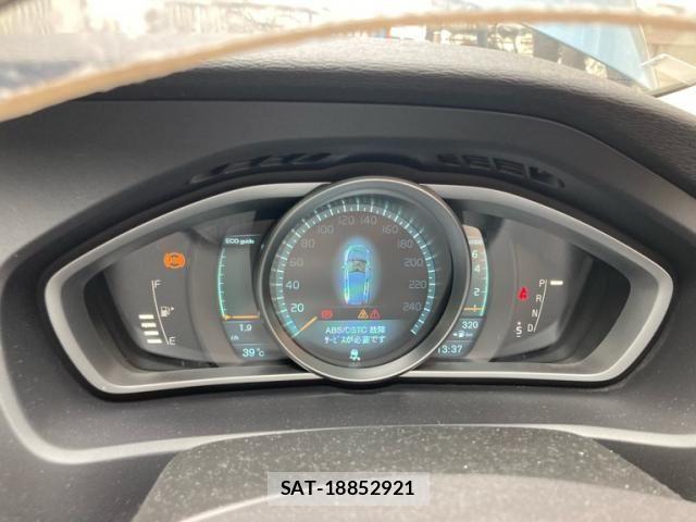 Volvo V40 2013-08 8317899-15